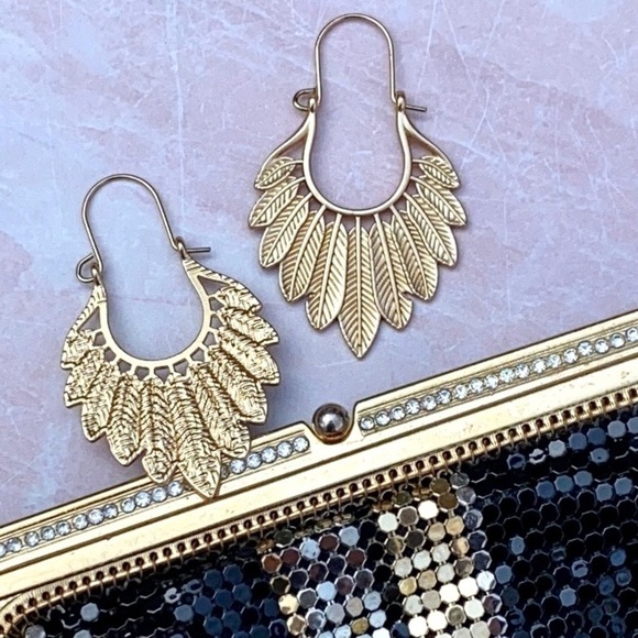 Cbelleschic Boutique Jewelry - NEW Boutique Antique Gold Feather Drop Earrings